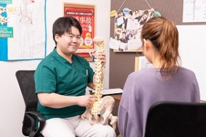 模型で持って説明している様子